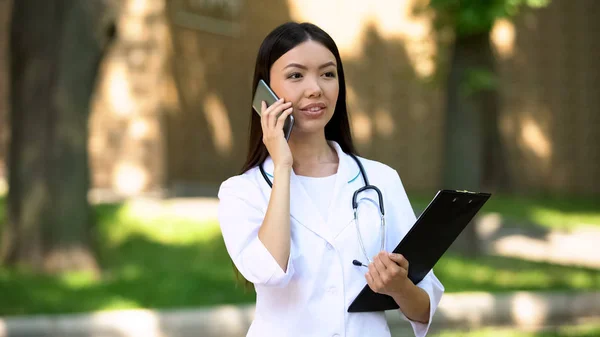 Médico Bonito Conversando Com Paciente Smartphone Parque Hospitalar Suporte 24H — Fotografia de Stock