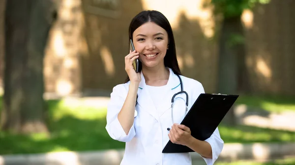 Schöne Krankenschwester Spricht Smartphone Mit Patient Reha Zentrum Park — Stockfoto