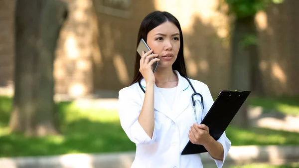 Серйозна Жіноча Медсестра Говорить Телефону Міському Парку Важливі Медичні Дослідники — стокове фото