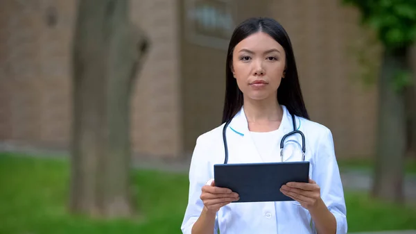 Hastane Parkında Tablet Üzerinde Çalışan Profesyonel Kadın Doktor Sağlık — Stok fotoğraf