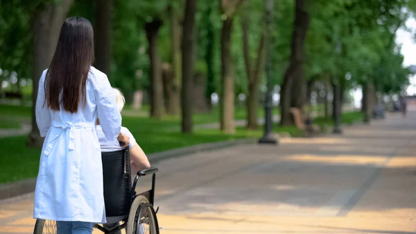 Nurse Pushing Old Woman Wheelchair Hospital Garden Support Care Clinic — Stock Photo, Image