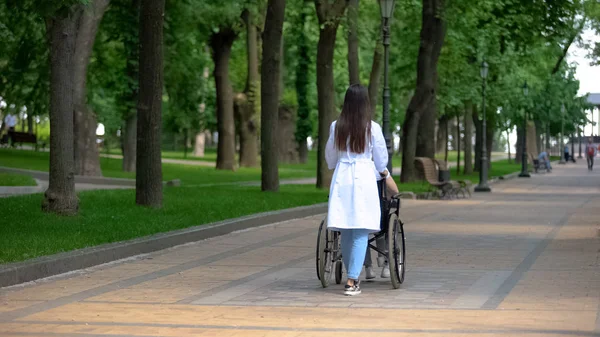 Enfermeira Caminhando Parque Com Paciente Com Deficiência Centro Reabilitação — Fotografia de Stock