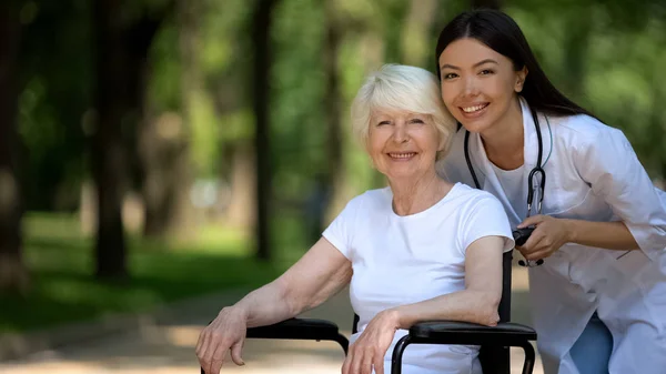 Smiling Nurse Handicapped Woman Wheelchair Smiling Camera Caring Staff — Stock Photo, Image