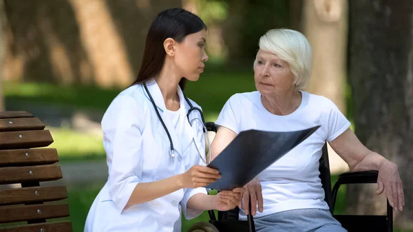 Doctora Que Muestra Resultado Radiografía Columna Anciana Discapacitada Día Parque —  Fotos de Stock