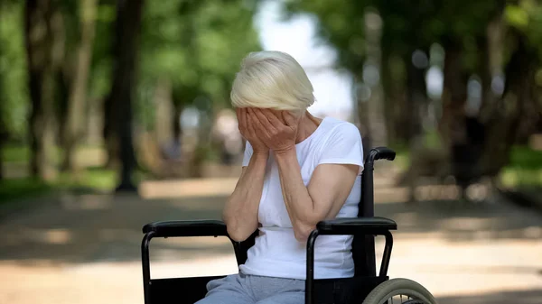 Rehabilitasyon Merkezinde Tekerlekli Sandalyede Oturan Depresif Yaşlı Kadın Ağlıyor — Stok fotoğraf