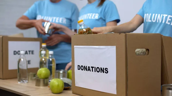 Vrouwelijke Activisten Die Voorzienings Dozen Voorbereiden Voedsel Kartonnen Verpakkingen Zetten Rechtenvrije Stockfoto's