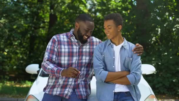 Père aimant présentant la clé de l'automobile au fils, l'automobile présente le bonheur — Video