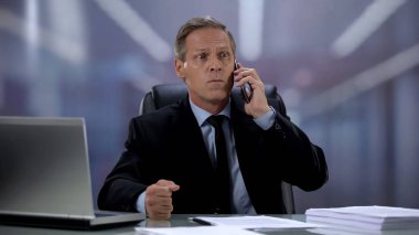 Takım elbiseli kızgın patron işçi başarısız sözleşme ile memnun cep telefonu çığlık