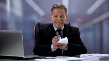 Rahatsız erkek şef buruşturulmuş belge kağıtları, başarısız sözleşme, stresli iş