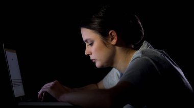 Gece geç saatlerde dizüstü bilgisayarda öğrenci yazma raporu, karmaşık hometask ile yorgun