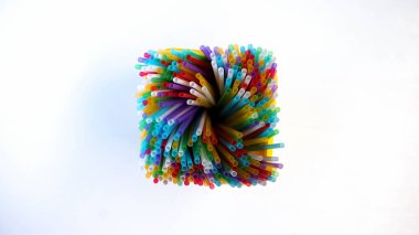 Kalem kutusunda duran plastik pipetler, yaratıcılık ve sanat, geri dönüşüm konsepti