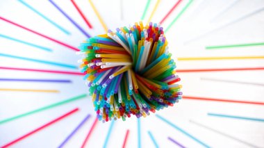 Kalem kutusunda duran renkli plastik pipetler, yaratıcılık ve sanat, geri dönüşüm