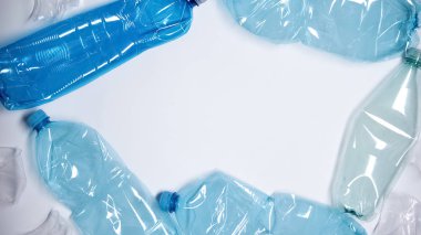 Beyaz arka planda yatan boş plastik şişeler, kullanım konsepti, ekoloji