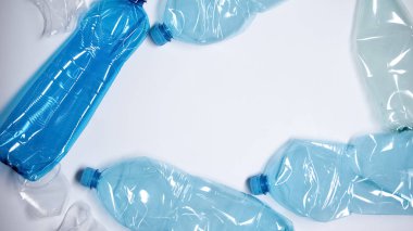 Beyaz arka planda yatan plastik şişeler, metin şablonu için yer, kirlilik