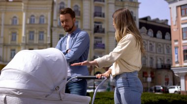 Ağlayan bebek, ilişkiler krizi, ebeveynlik zorlukları tartışan sinirli ebeveynler