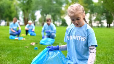 Kız öğrenci çantada çöp topluyor, park temizliği, gönüllü iş