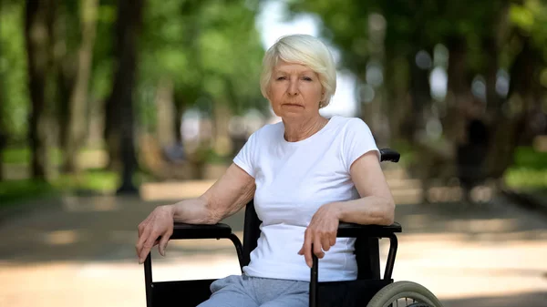 Frustrata Donna Anziana Sedia Rotelle Cerca Fotocamera Nel Parco Ospedaliero — Foto Stock