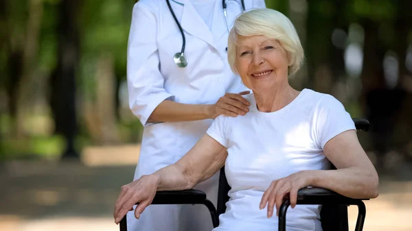 Doctor Standing Handicapped Elderly Woman Looking Camera Support — Stock Photo, Image