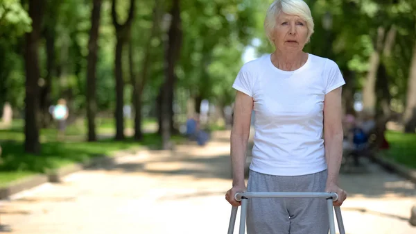 Donna Disabile Triste Con Telaio Che Cammina Nel Parco Riabilitazione — Foto Stock