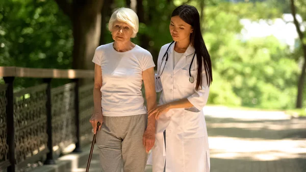 Médico Paciente Anciana Molesta Con Bastón Caminando Parque Del Hospital —  Fotos de Stock