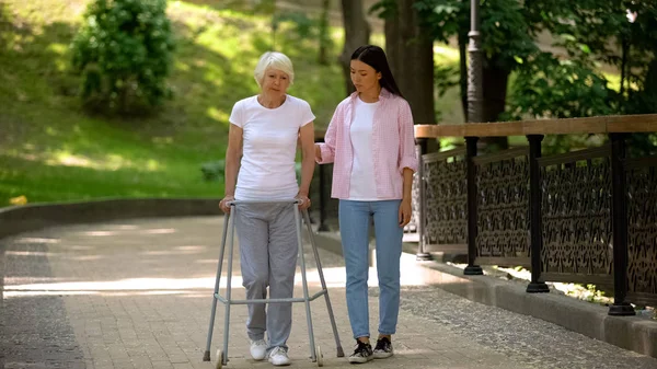 Mujer Con Discapacidad Apoyo Abuela Edad Avanzada Caminando Parque Del —  Fotos de Stock