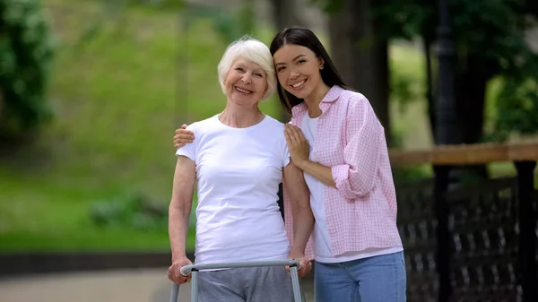 Gönüllü Engelli Yaşlı Kadın Hastane Parkında Kameraya Gülümseyerek Bakım — Stok fotoğraf