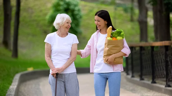 Kleindochter Brengen Van Voedsel Naar Oudere Vrouwelijke Patiënt Wandelen Hospital — Stockfoto