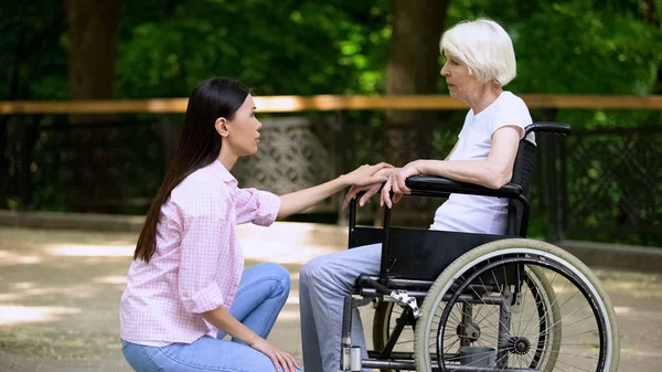 Gönüllü Tekerlekli Sandalyede Ağlayan Kadın Ile Konuşuyor Psikolojik Destek Park — Stok fotoğraf