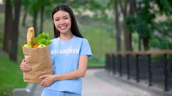 Joyeux Volontaire Femme Tenant Sac Épicerie Extérieur Caméra Souriante Don — Photo