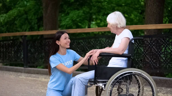 Tekerlekli Sandalyede Oturan Yaşlı Kadına Gülümseyen Mutlu Gönüllü Yaşlıların Bakımı — Stok fotoğraf
