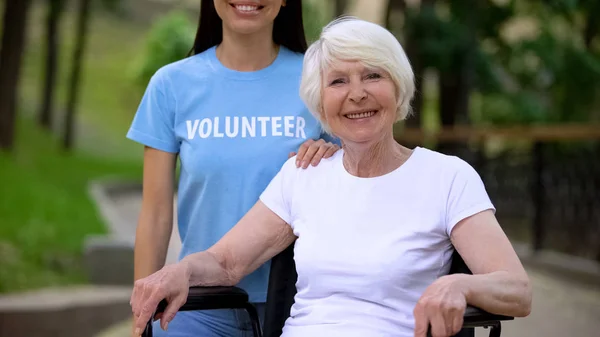 Mujer Madura Feliz Silla Ruedas Joven Voluntario Mirando Cámara Caridad —  Fotos de Stock