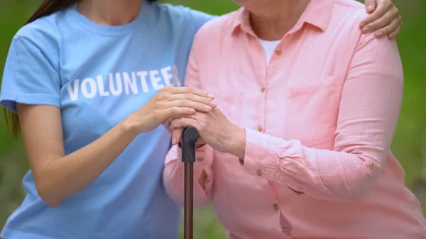 Voluntariado Social Acariciando Viejo Paciente Mano Bastón Soporte Hospicio — Foto de Stock