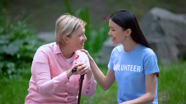 Paciente Femenina Mayor Con Bastón Que Habla Joven Voluntario Sentado — Foto de Stock