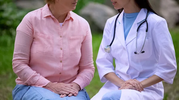 Ältere Frau Und Ärztin Sprechen Sitzen Krankenhausgarten Beratung — Stockfoto