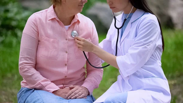 Arzt Untersucht Gesundheit Der Seniorin Mit Stethoskop Sanatorium — Stockfoto