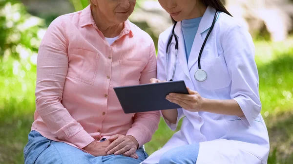 Genç Doktor Yaşlı Kadın Hastanın Teşhisini Tartışan Tablette Görüntüleri Gösteriyor — Stok fotoğraf