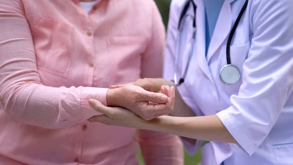 Sjukhus Sjuksköterska Mäta Åldrad Patient Puls För Hand Hälsokontroll Klinik — Stockfoto