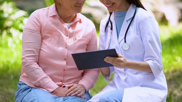 Glücklich Ärztin Gealterte Patientin Sucht Tablette Freien Sitzen Technologie — Stockfoto