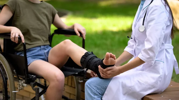 Női Podiatric Orvos Vizsgálja Sérült Beteg Lábát Boka Alátámasztó Zárójel — Stock Fotó