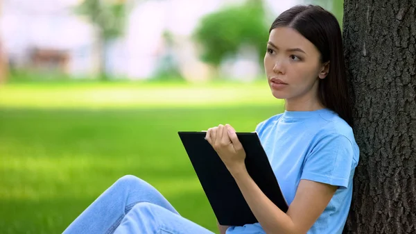 Kreativ Kvinnlig Konstnär Ritning Utomhus Universitets Studerandes Arbetsprojekt — Stockfoto