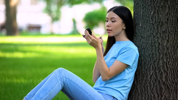 Vrij Aziatische Vrouw Toepassing Lip Gloss Glimlachen Kleine Spiegel Zittend — Stockfoto