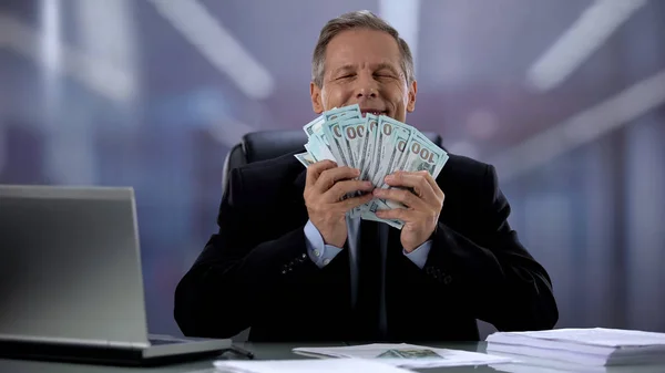 幸せなビジネスマンは ドルの束を抱きしめ 成功したスタートアップ — ストック写真