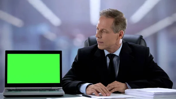 Gerenciador Escritório Olhando Para Laptop Com Tela Verde Recomendação Aplicativo — Fotografia de Stock