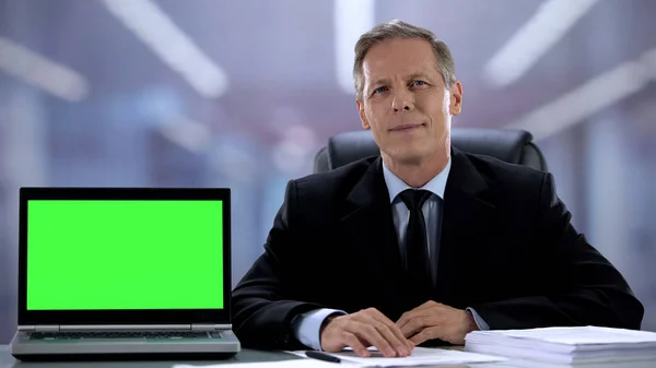 Бізнесмен Посміхається Ноутбуком Зеленим Екраном Представляючи Фінансовий Додаток — стокове фото