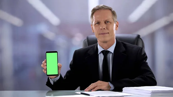グリーンスクリーン 銀行アプリケーションでスマートフォンを保持する自信のあるビジネスマン — ストック写真