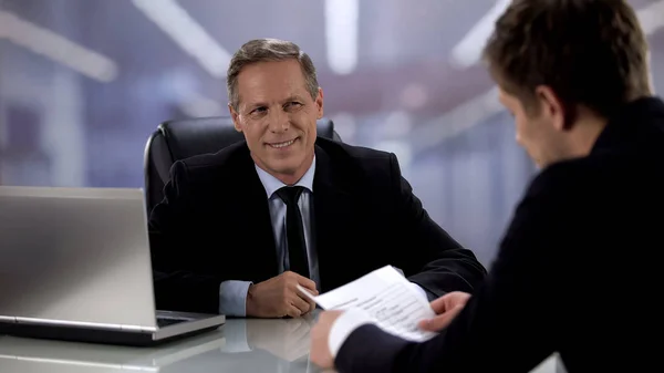 Otimista Chefe Masculino Sorrindo Para Candidato Durante Entrevista Emprego Bom — Fotografia de Stock