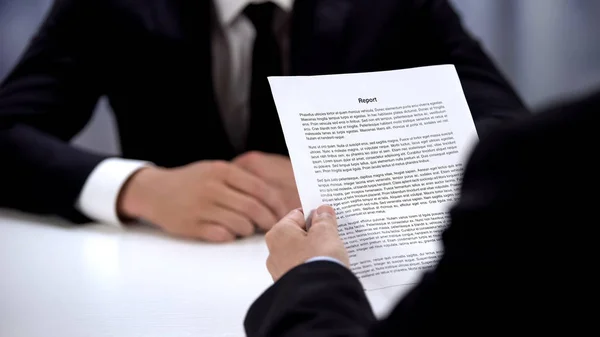 Company Ceo Reading Report Employee Sitting Front Waiting Results — Stock Photo, Image