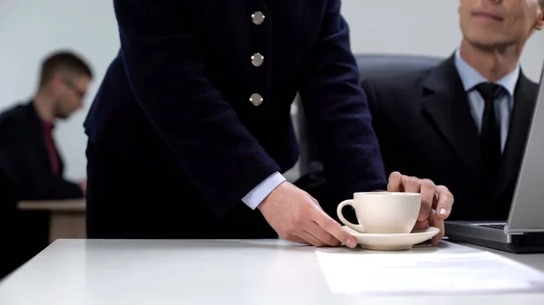 Mannelijke Manager Aanraken Hand Van Secretaris Brengen Koffie Geheime Relatie — Stockfoto