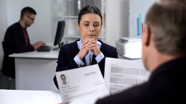 Kandidat Pekerjaan Perempuan Gugup Menunggu Manajer Melihat Melalui Resume Pekerjaan — Stok Foto