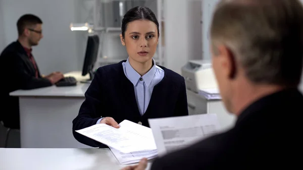 Sério Gerente Sexo Feminino Apresentando Relatório Anual Para Ceo Empresa — Fotografia de Stock